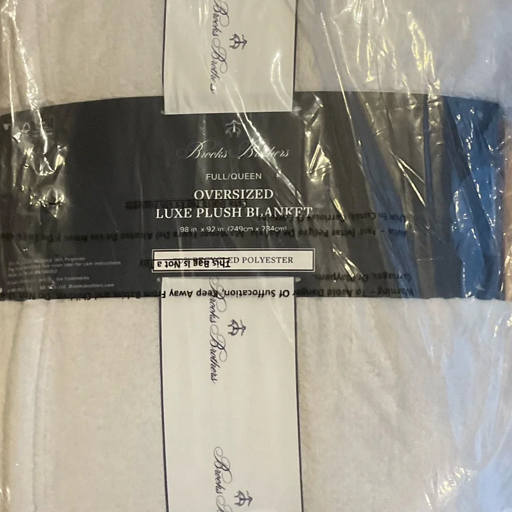 Brooks Brothers Light Grey 98 x 92” Logo Badge Full/Queen Plush Blanket NWT - Picture 5 of 5